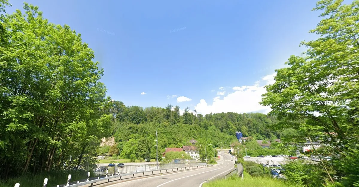 Blick auf die Gstalderstrasse mit Brücke beim Bahnhof Aathal in der Gemeinde Seegräben.